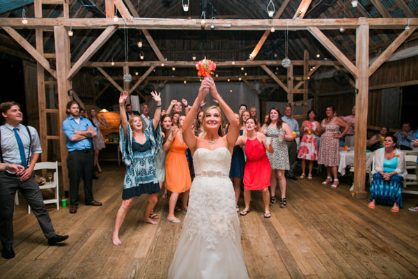 bouquet toss at wedding